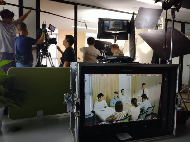 容县TVC拍摄公司：科技产品视觉化大师，诠释未来感与功能美学
